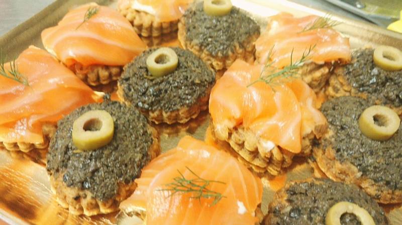 Plateau de croustades feuilletées garnies