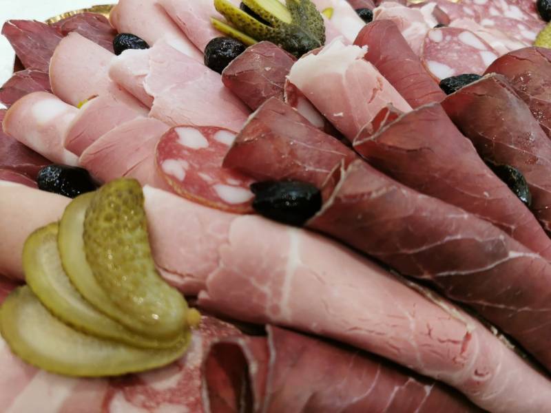 Préparation de plateaux de charcuterie pour la raclette