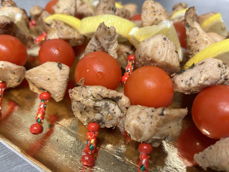 Les mini brochettes de poulet mariné